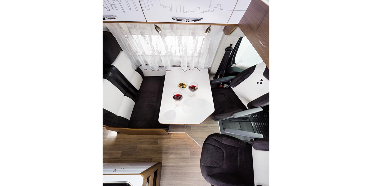 Bravia Swan 599 Edition 30 Van Sitzgruppe mit Tisch